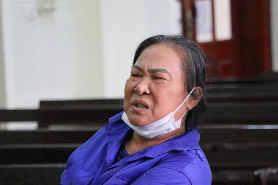 Bị cáo nhiều lần được tòa cho phép ngồi để trả lời các câu hỏi. Bị cáo nhiều lần được tòa cho phép ngồi để trả lời các câu hỏi.