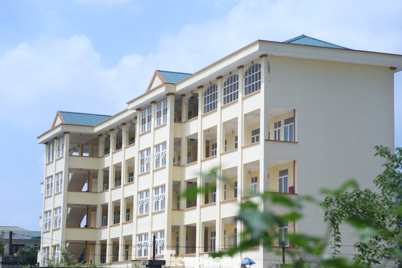 Hiện nay, công trình nhà học chuyên ngành 5 tầng đã cơ bản hoàn thành nhưng vẫn chưa thể đưa vào sử dụng vì chưa có thiết bị dạy học và chưa có vốn để xây dựng cảnh quan khuôn viên trường. Hiện nay, công trình nhà học chuyên ngành 5 tầng đã cơ bản hoàn thành nhưng vẫn chưa thể đưa vào sử dụng vì chưa có thiết bị dạy học và chưa có vốn để xây dựng cảnh quan khuôn viên trường.