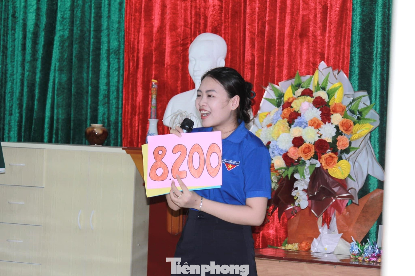 Đoàn viên, thanh niên chia sẻ cho các bạn nhỏ cách phòng chống xâm hại.