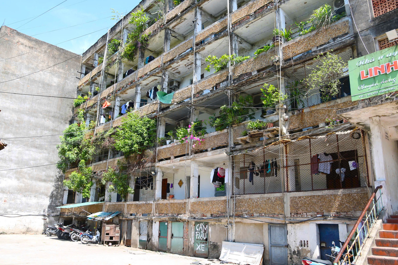 Tại phường Thành Vinh, tỉnh Nghệ An hiện vẫn còn nhiều dãy chung cư xây từ hàng chục năm trước, nay đã xuống cấp nghiêm trọng, nguy cơ cháy nổ cao. Phường thường xuyên phối hợp với các ngành liên quan, tuyên truyền và vận động người dân phá bỏ “chuồng cọp”, mở lối thoát nạn. Đồng thời, tổ chức hướng dẫn kỹ năng thoát nạn và sử dụng phương tiện phòng cháy chữa cháy cho người dân.