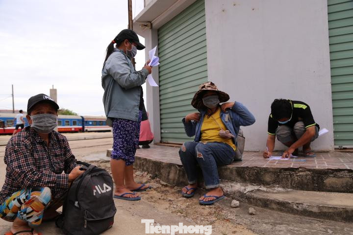 Trước khi lên tàu, 4 mẹ con đã được lấy mẫu xét nghiệm tại một trạm y tế ở TP Tháp Chàm và có kết quả âm tính với SARS-CoV-2 nên khi xuống ga Vinh cả nhà chỉ phải thực hiện khai báo y tế.