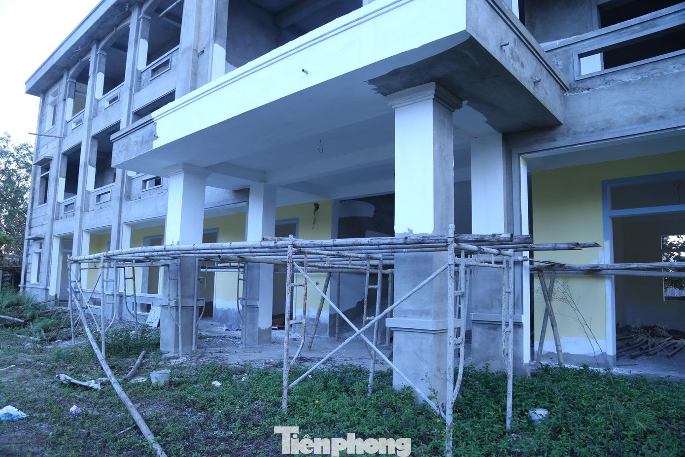 Công trình đang xây dựng thì bỏ dở để lại cảnh nhếch nhác.