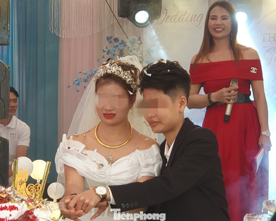 Cả hai cùng thực hiện các nghi thức rót rượu vang, cắt bánh tại đám cưới