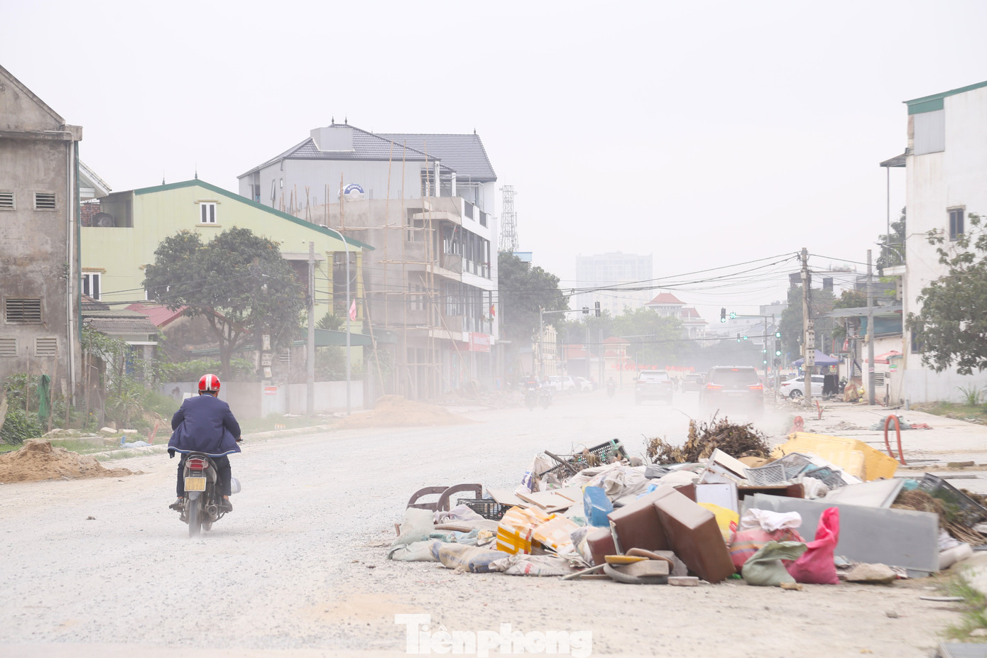 Theo ghi nhận, hiện tuyến đường Lý Thường Kiệt vẫn còn dang dở. Vỉa hè hai bên đường ngổn ngang rác thải và vật liệu xây dựng. Do chưa được giải quyết dứt điểm về đền bù giải phóng mặt bằng, nên có thời điểm, một số hộ dân đã đặt thùng container giữa đường, cản trở việc thi công. Theo ghi nhận, hiện tuyến đường Lý Thường Kiệt vẫn còn dang dở. Vỉa hè hai bên đường ngổn ngang rác thải và vật liệu xây dựng. Do chưa được giải quyết dứt điểm về đền bù giải phóng mặt bằng, nên có thời điểm, một số hộ dân đã đặt thùng container giữa đường, cản trở việc thi công.