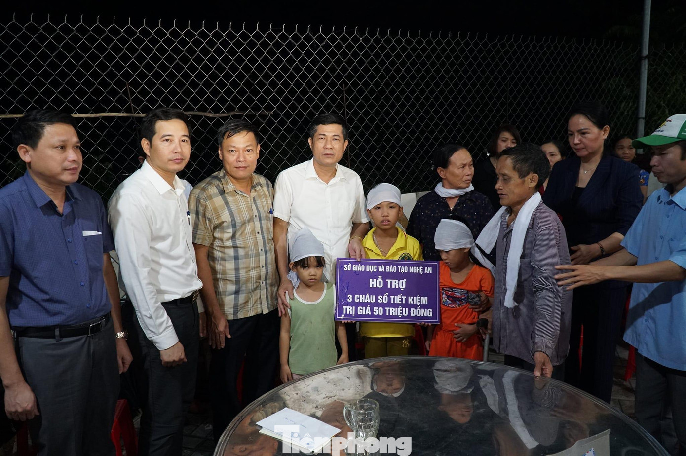 Sở Giáo dục và Đào tạo Nghệ An trao sổ tiết kiệm trị giá 50 triệu đồng để hỗ trợ 3 em học sinh có bố mẹ bị lũ cuốn trôi. Sở Giáo dục và Đào tạo Nghệ An trao sổ tiết kiệm trị giá 50 triệu đồng để hỗ trợ 3 em học sinh có bố mẹ bị lũ cuốn trôi.