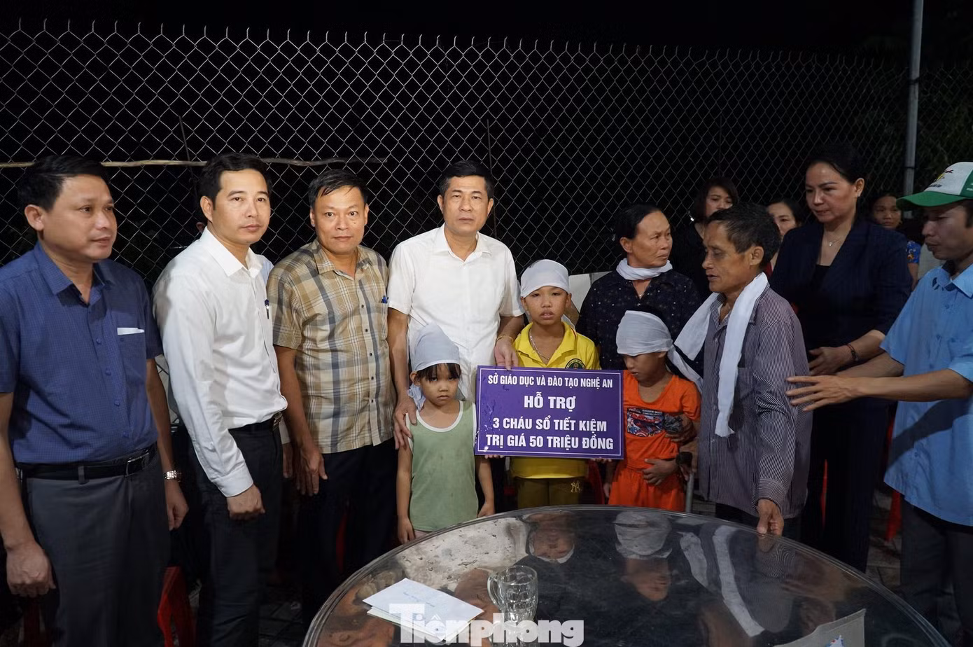 Sở Giáo dục và Đào tạo Nghệ An trao sổ tiết kiệm trị giá 50 triệu đồng để hỗ trợ 3 em học sinh có bố mẹ bị lũ cuốn trôi.