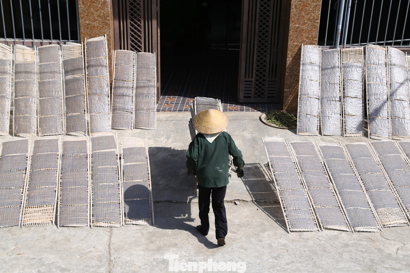 Với người dân làm nghề bánh đa làng Đông Nhật, trời nắng to, kéo dài là điều kiện thuận lợi cho việc sản xuất. Các gia đình đều tranh thủ dịp nắng nóng đẩy mạnh sản xuất, tích trữ hàng hóa.