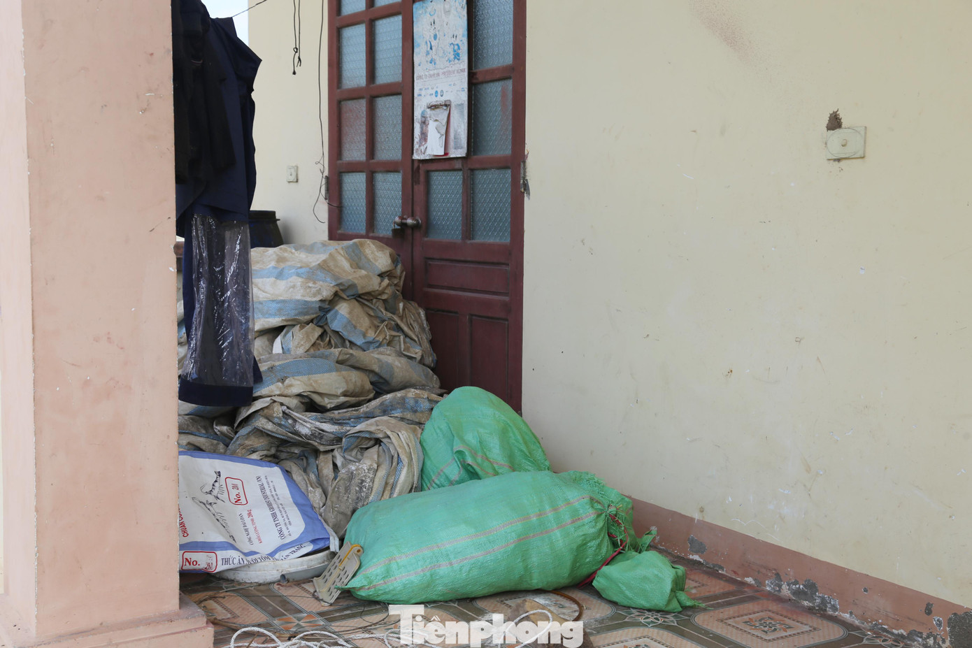 Ghi nhận sáng 3/6, tại khu nhà điều hành của nhà máy nước ngổn ngang. Trong khuôn viên dự án, một số hạng mục “đắp chiếu” nhiều năm gây lãng phí tài nguyên, tiền bạc và chưa thể đáp ứng nhu cầu sử dụng nước sạch của gần 1.000 hộ dân thuộc 3 thôn Thọ Nhân, Thọ Thành và Thọ Phú. Đây là những hộ dân nằm trong vùng đất nhiễm mặn, thiếu nước ngọt để sử dụng.