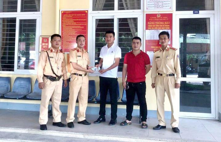 Anh Phan Công Thường (áo trắng) nhận lại tài sản đã đánh rơi. Anh Phan Công Thường (áo trắng) nhận lại tài sản đã đánh rơi.