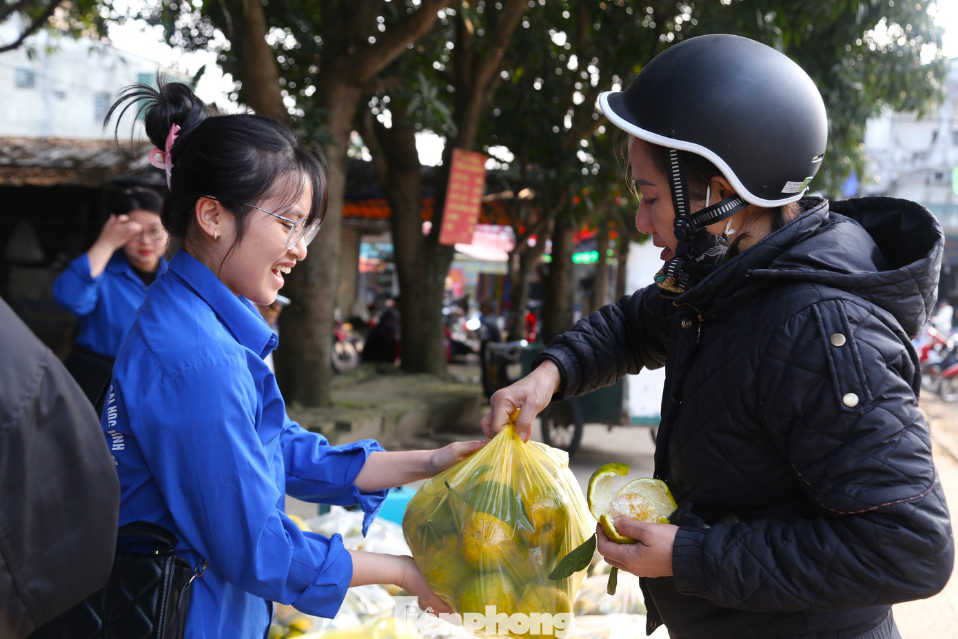 Ngoài các đơn hàng đặt mua online, nhiều người dân cũng đến mua trực tiếp tại chợ với giá bán là 12.000 đồng/kg.