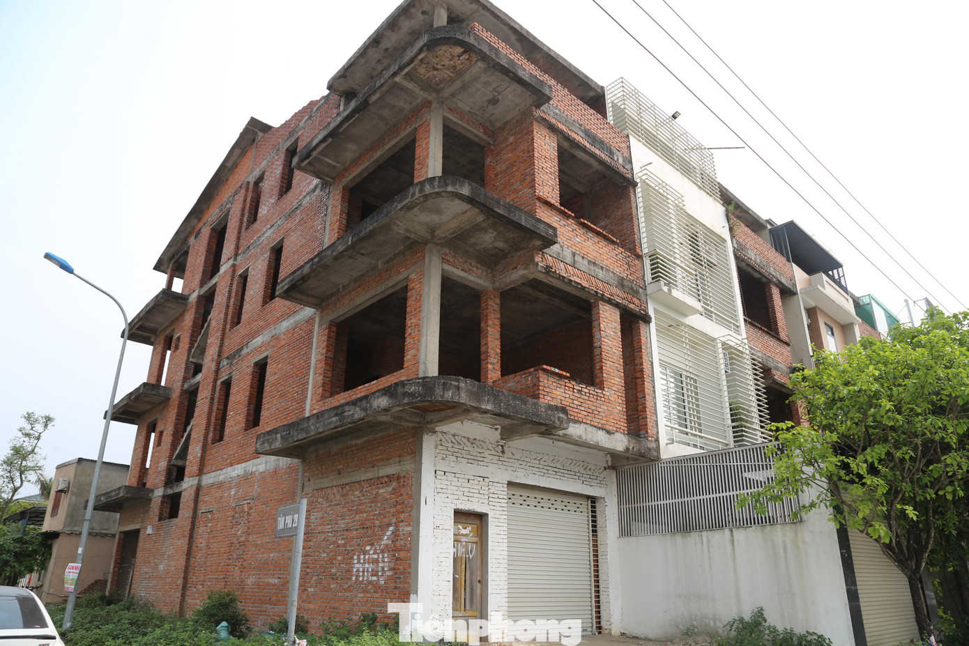 Những căn nhà bị bỏ hoang đều có vị trí đắc địa, nằm ngay mặt đường 72m. Đây là trục đường nối thành phố Vinh với thị xã Cửa Lò.