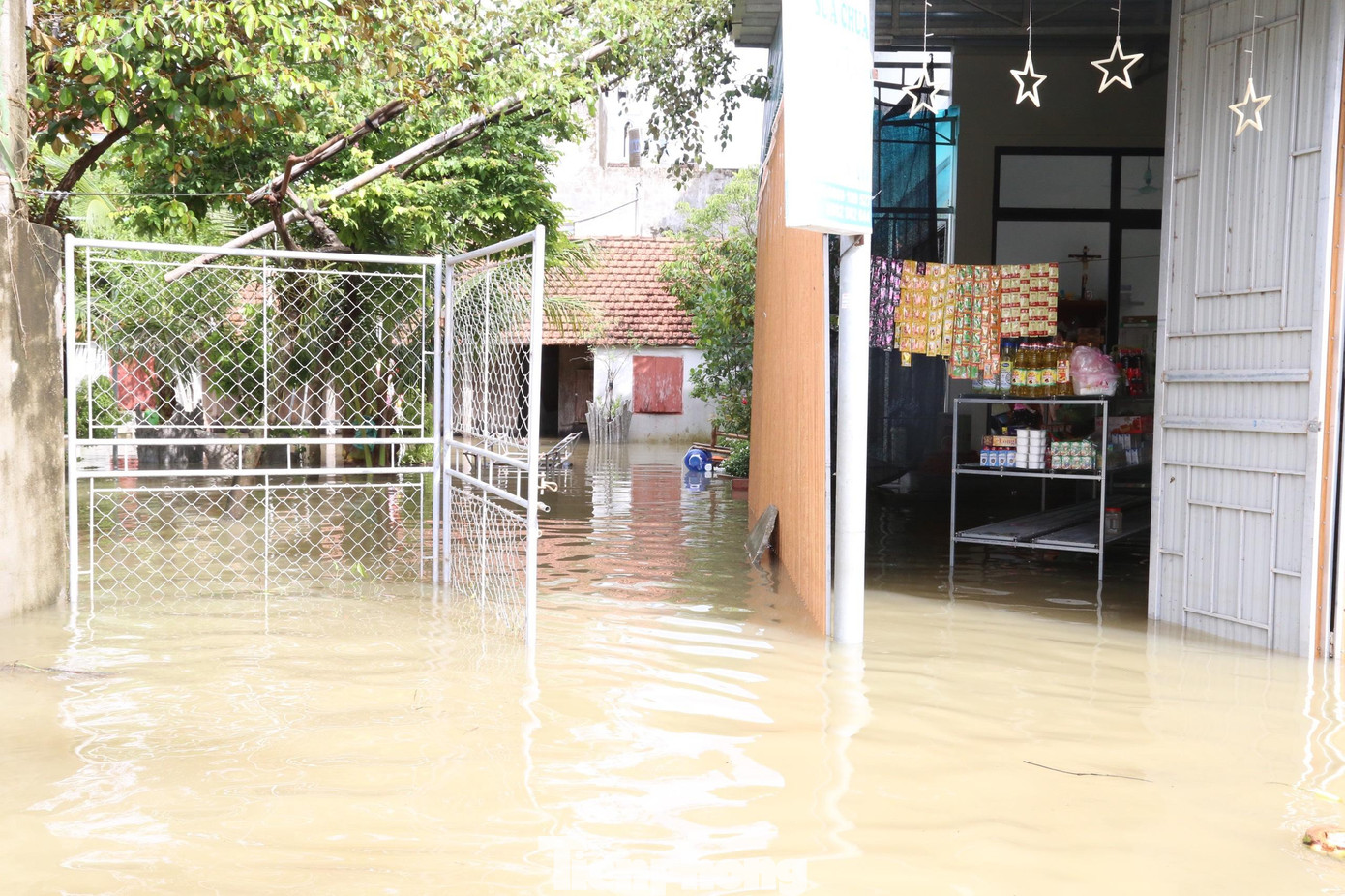 Ông Đoàn Khắc Công – Trưởng thôn Hồng Yên, xã Quỳnh Hồng, cho biết: “Từ chiều 25/9, mưa lớn cùng nước lũ thượng nguồn đổ về khiến thôn bị ngập. Đến nay, nước lũ đã rút nhưng chưa đáng kể. Chính quyền địa phương đang huy động lực lượng hỗ trợ người dân thu dọn khi nước lũ rút”.