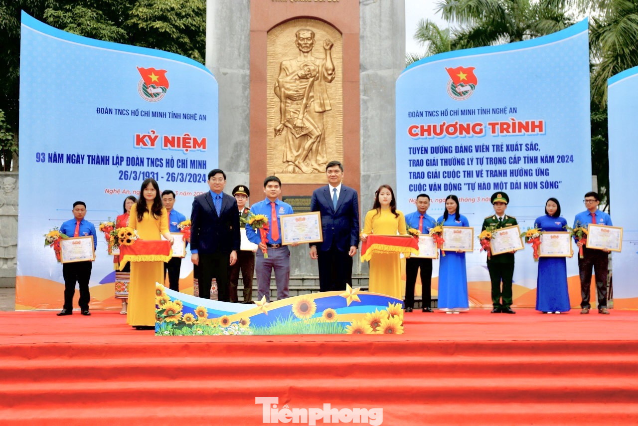 Anh Nguyễn Hồng Sơn được Tỉnh Đoàn Nghệ An tuyên dương Đảng viên trẻ xuất sắc năm 2024.