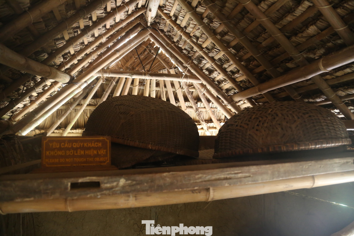 Những chiếc thúng mây tre gác dưới mái nhà.