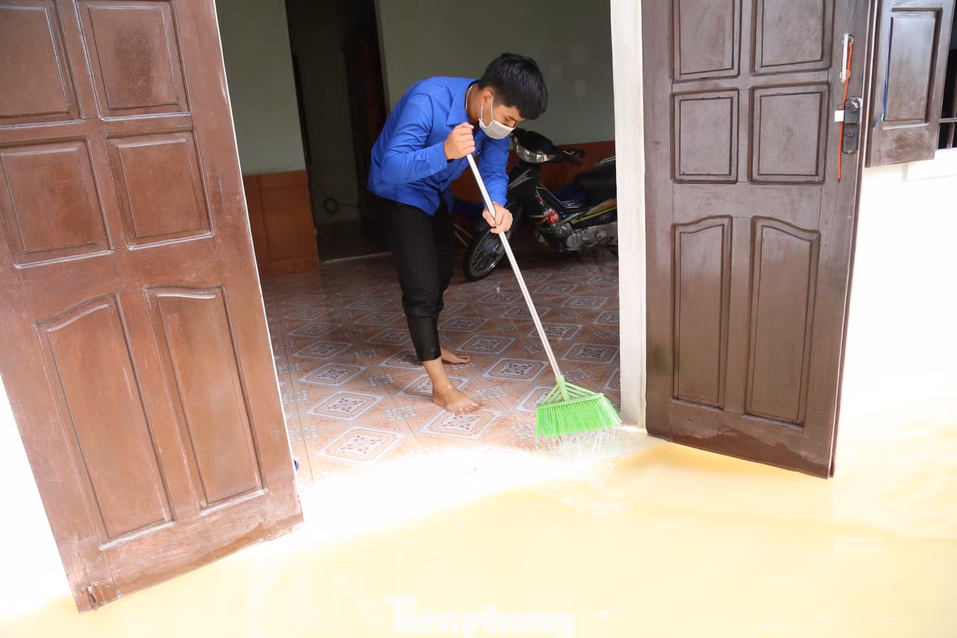 Nước tại một số điểm đã cơ bản rút hết, nhiều người dân trước đó di dời đến nơi an toàn đã trở về nhà tranh thủ dọn dẹp nhà cửa. Để giúp đỡ người dân, ĐVTN đã đến từng nhà, hỗ trợ người dân quét dọn, phun xịt làm sạch nhà cửa.