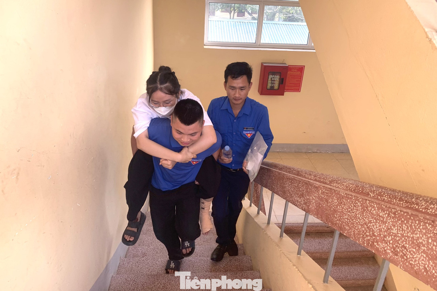 Thanh niên tình nguyện cõng thí sinh tại điểm thi THPT Nguyễn Duy Trinh, huyện Nghi Lộc. Thanh niên tình nguyện cõng thí sinh tại điểm thi THPT Nguyễn Duy Trinh, huyện Nghi Lộc.