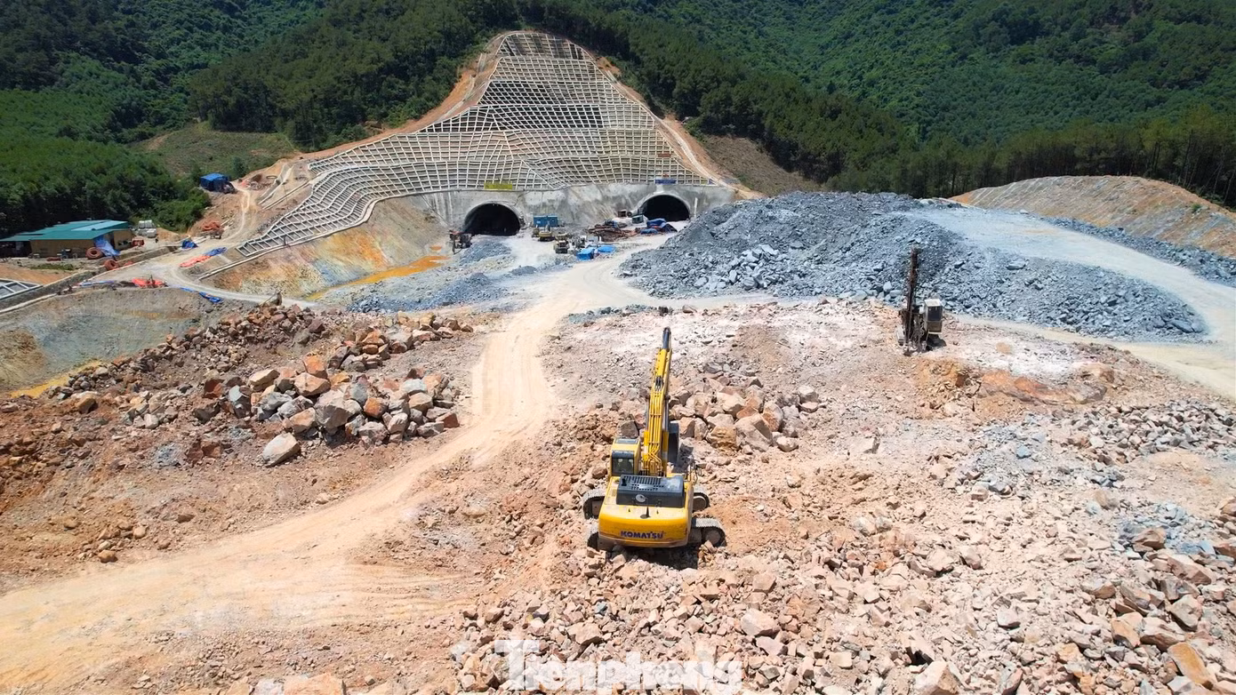 Hầm Thần Vũ đã thi công được khối lượng đáng ghi nhận. Ở nhánh hầm bên phải, đã đào được 717m dài, nhánh trái đào được gần 500m…