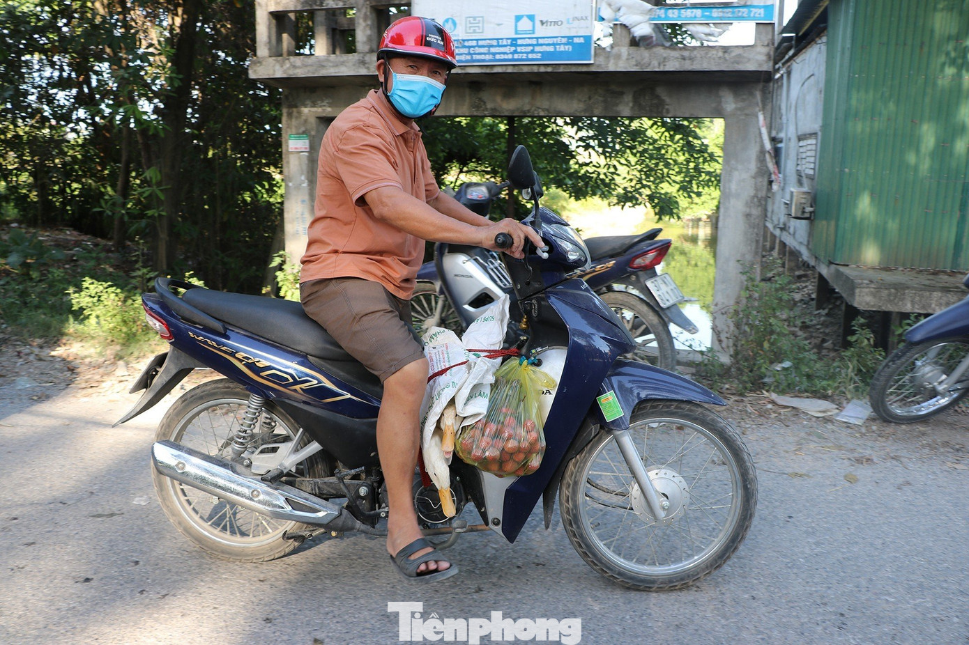 Cùng với thịt vịt, người dân mua hương hoa, quả về thắp hương trong ngày Tết Đoan Ngọ để cầu mong gia đình được khỏe mạnh. Cùng với thịt vịt, người dân mua hương hoa, quả về thắp hương trong ngày Tết Đoan Ngọ để cầu mong gia đình được khỏe mạnh.