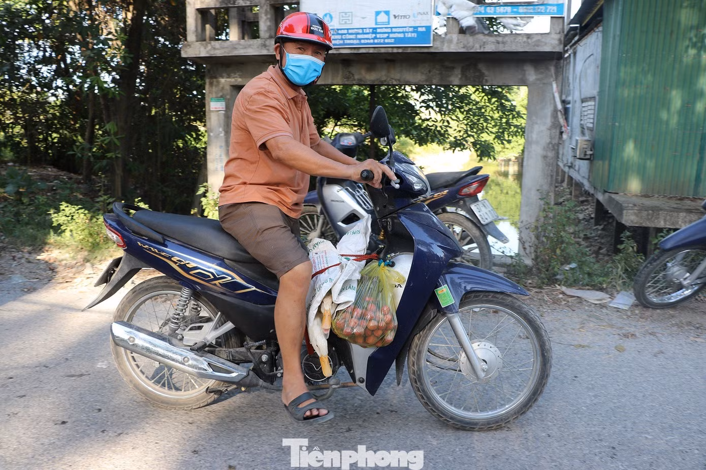 Cùng với thịt vịt, người dân mua hương hoa, quả về thắp hương trong ngày Tết Đoan Ngọ để cầu mong gia đình được khỏe mạnh. Cùng với thịt vịt, người dân mua hương hoa, quả về thắp hương trong ngày Tết Đoan Ngọ để cầu mong gia đình được khỏe mạnh.