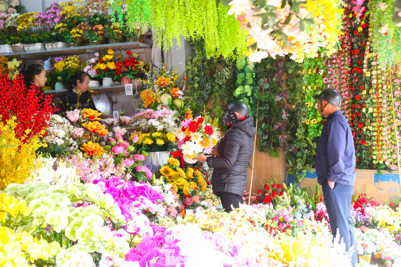 Mặt hàng hoa giả cũng nhộn nhịp khách mua. Nổi bật là các loại hoa lan với nhiều chất liệu khác nhau như cao su non, nhựa, vải, lụa,… giá từ 20-50 nghìn đồng/cành tuỳ chất liệu.