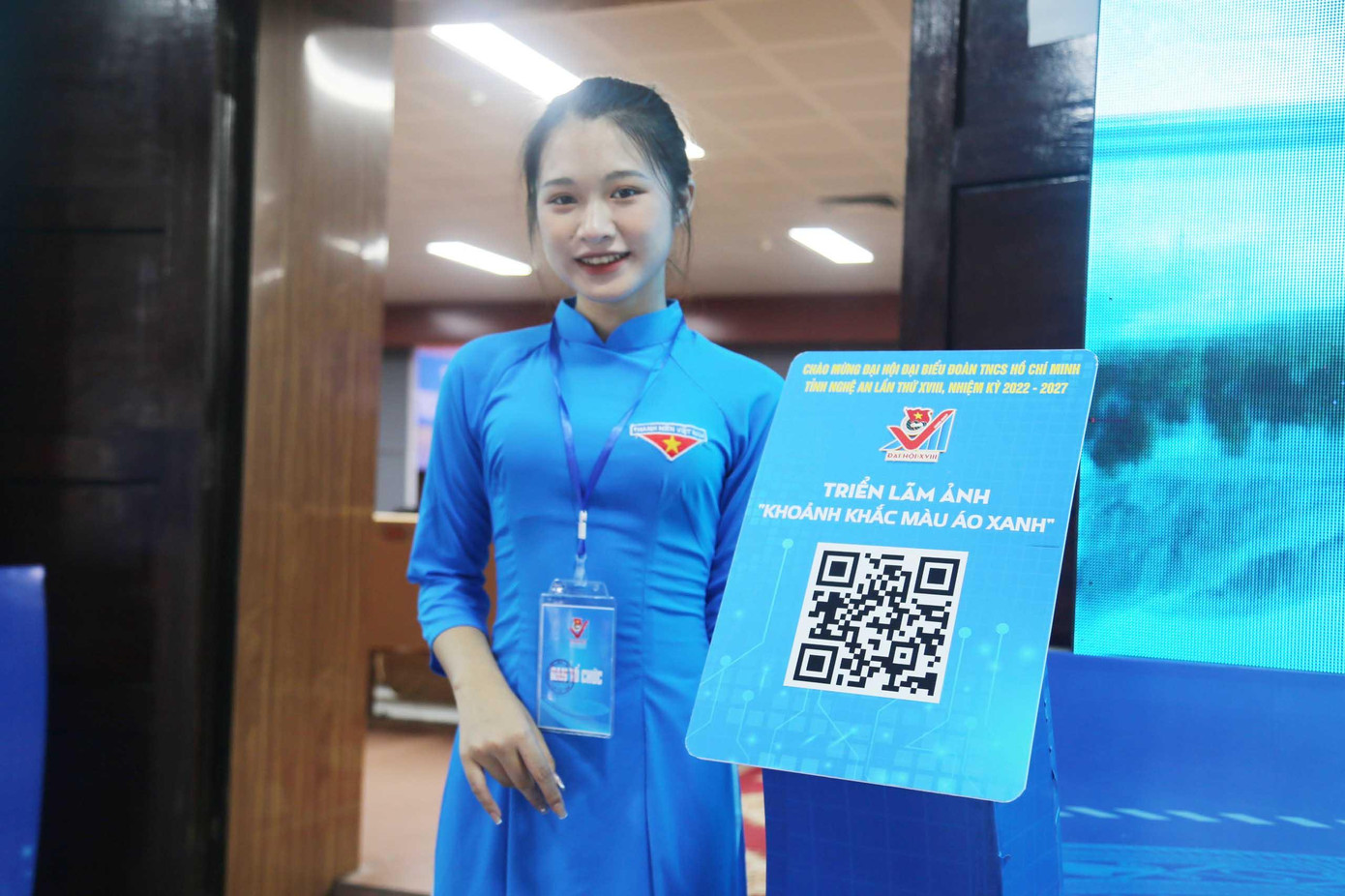 Tại Đại hội, các đại biểu tham gia triển lãm ảnh "Khoảnh khắc màu áo xanh" bằng mã QR.