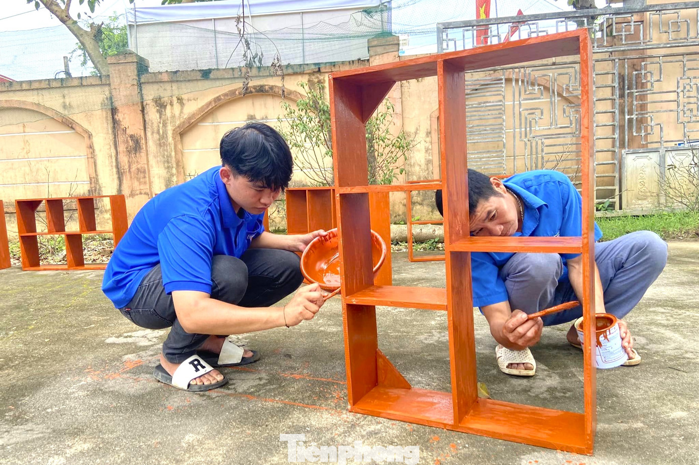 Sơn màu cho giá sách.