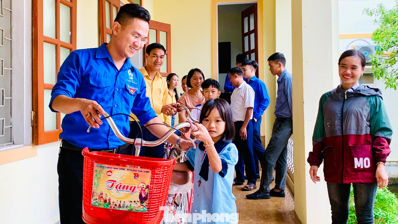 Anh Nguyễn Tư Hải Phong – Bí thư Huyện Đoàn Thanh Chương chia sẻ: “Những ngày này, các cơ sở Đoàn trên toàn huyện đồng loạt triển khai các hoạt động vui Tết trung thu cho các em thiếu niên, nhi đồng. Không khí vui tươi, phấn khởi, trách nhiệm lan toả trong toàn Đoàn khi cùng chung tay tham gia, chung tay góp sức cho ngày Tết của các cháu thiếu nhi được trọn vẹn”.