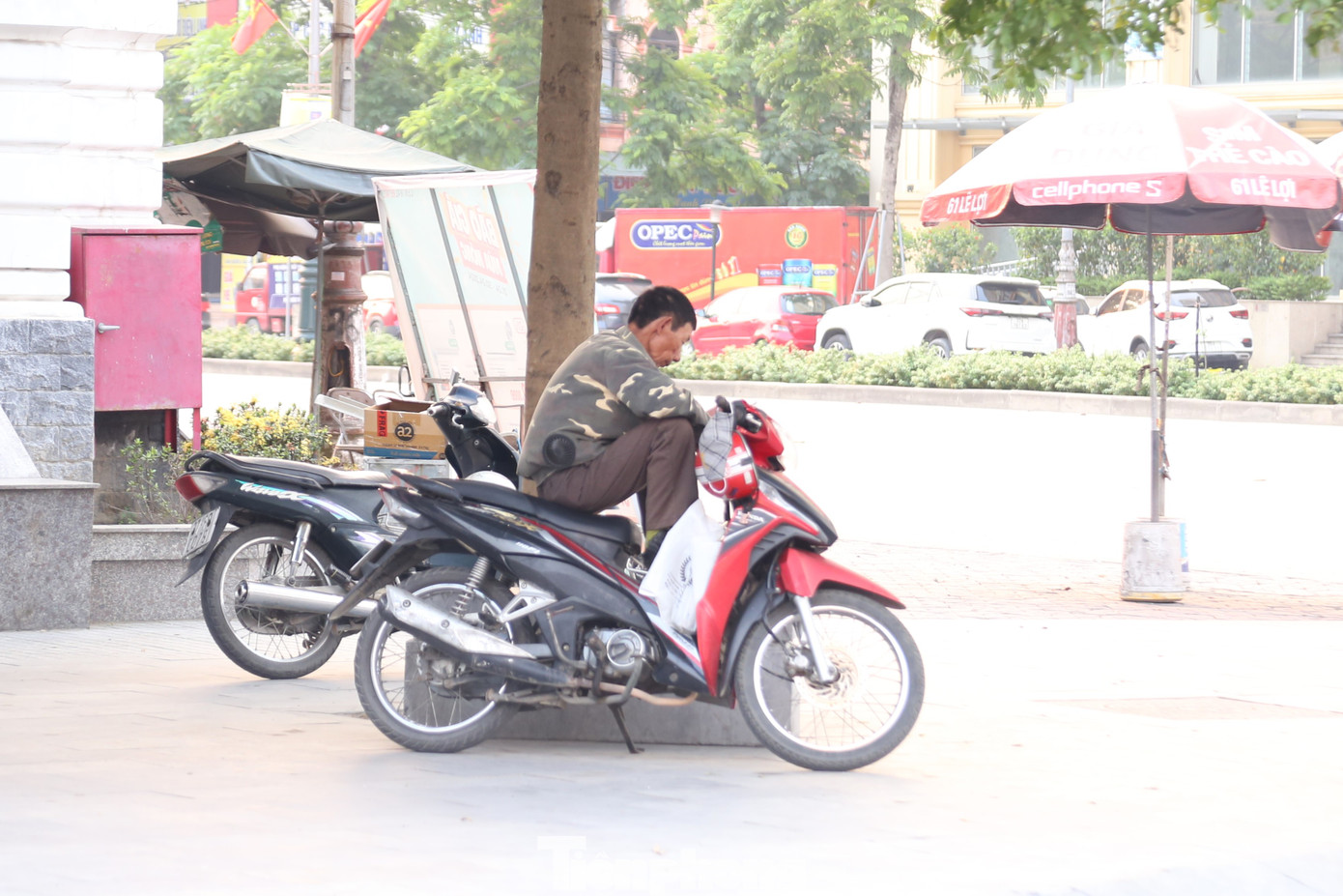 Ngồi bên vệ đường chờ khách, ông Nguyễn Văn Long (SN 1970, quê huyện Hưng Nguyên, Nghệ An) nói: “Làm nghề chạy xe lai như chúng tôi làm gì có ngày nghỉ, chỉ mong ngày nào cũng đông khách là mừng rồi. Mấy hôm nay người dân nghỉ lễ nên lượng khách cũng ít hơn so với ngày thường”.