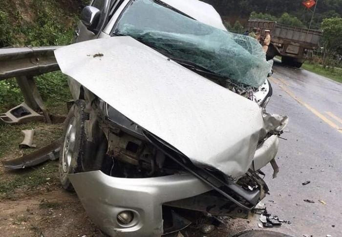 Chiếc xe bán tải bị biến dạng hoàn toàn