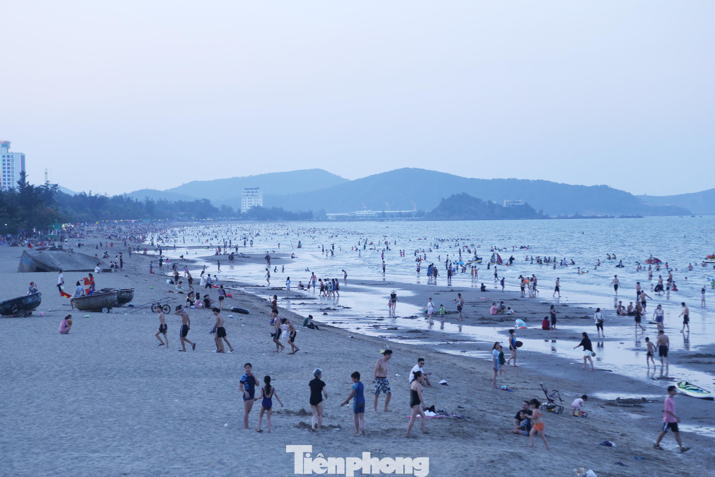 Trời nắng nóng trong ngày nghỉ lễ Tết Độc lập khiến hàng vạn du khách đổ về biển Cửa Lò tắm mát. Bãi cát trắng dài hàng cây số được phủ kín người.