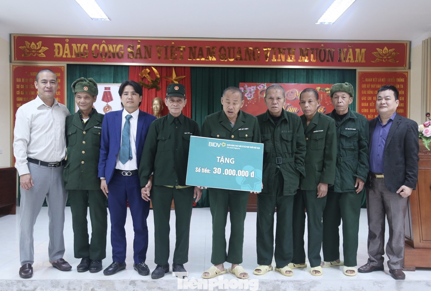 Đại diện Báo Tiền Phong, ngân hàng BIDV chi nhánh Nghệ An tặng quà cho các bác thương bệnh binh nặng ở Khu điều dưỡng thương binh tâm thần kinh Nghệ An