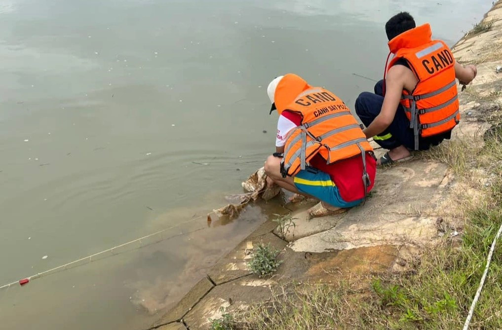 Lực lượng chức năng tìm kiếm anh S. Lực lượng chức năng tìm kiếm anh S.