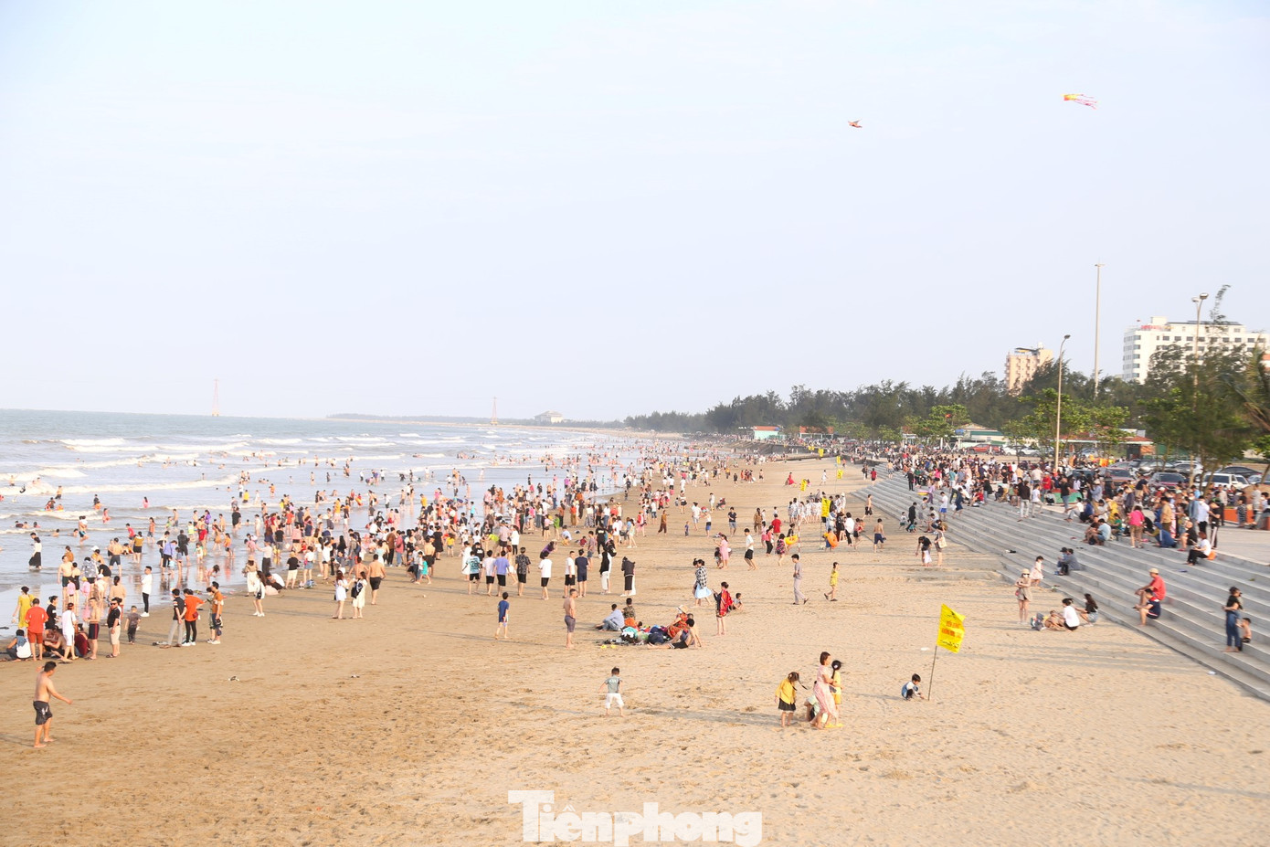 Biển Cửa Lò đông nghịt chiều 30/4