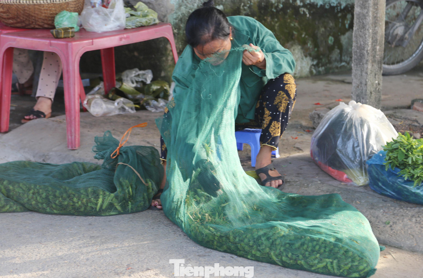 Chợ chỉ họp từ 6 - 8h sáng mỗi ngày.