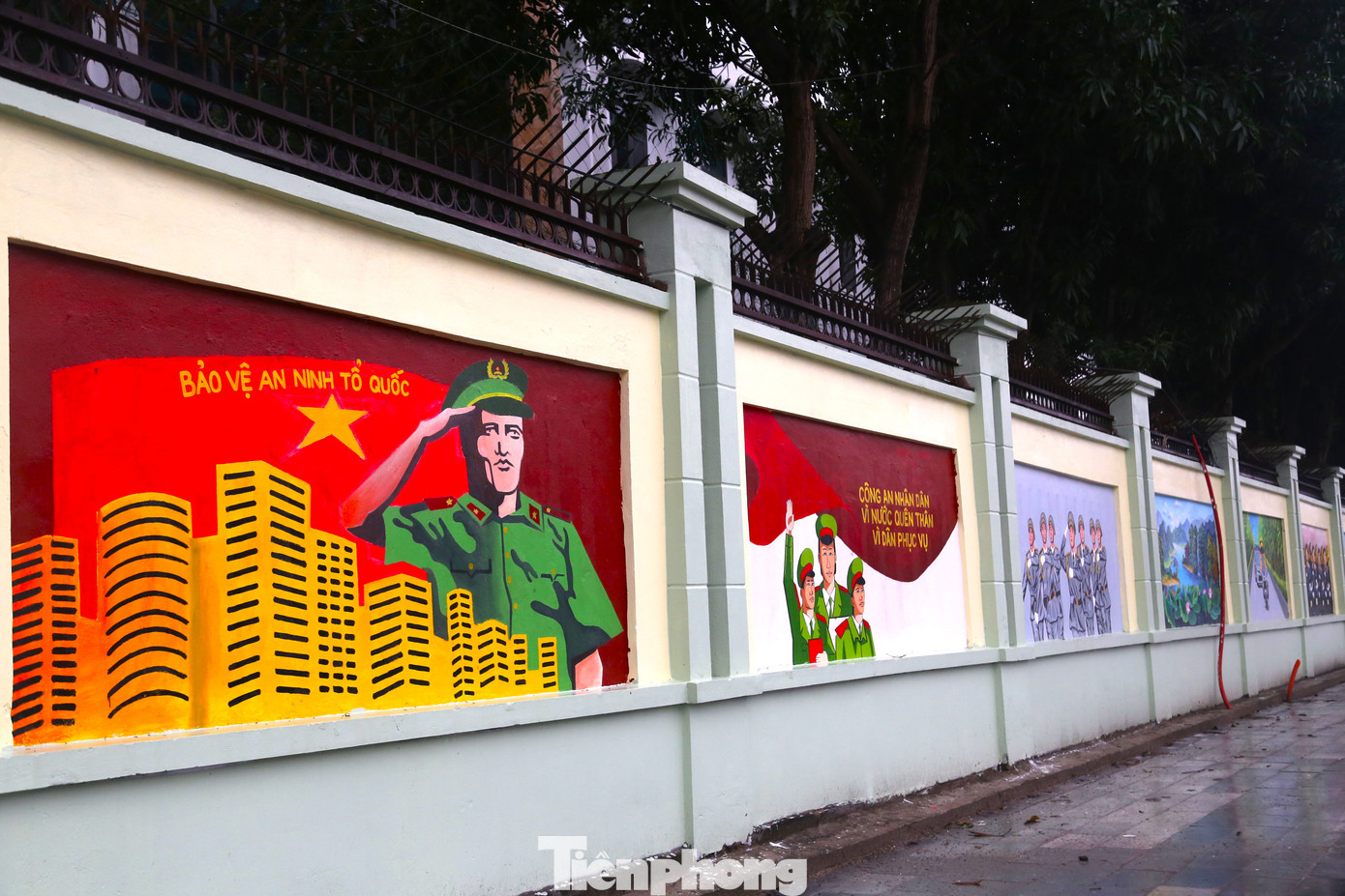 42 bức tranh là những hình ảnh tiêu biểu của lực lượng Công an Nghệ An trong 80 năm hình thành, chiến đấu và phát triển; các nội dung cổ động toàn lực lượng Công an tỉnh ra sức thi đua hướng tới mục tiêu cách mạng, chính quy, tinh nhuệ, hiện đại trong kỷ nguyên mới - kỷ nguyên vươn mình của dân tộc.