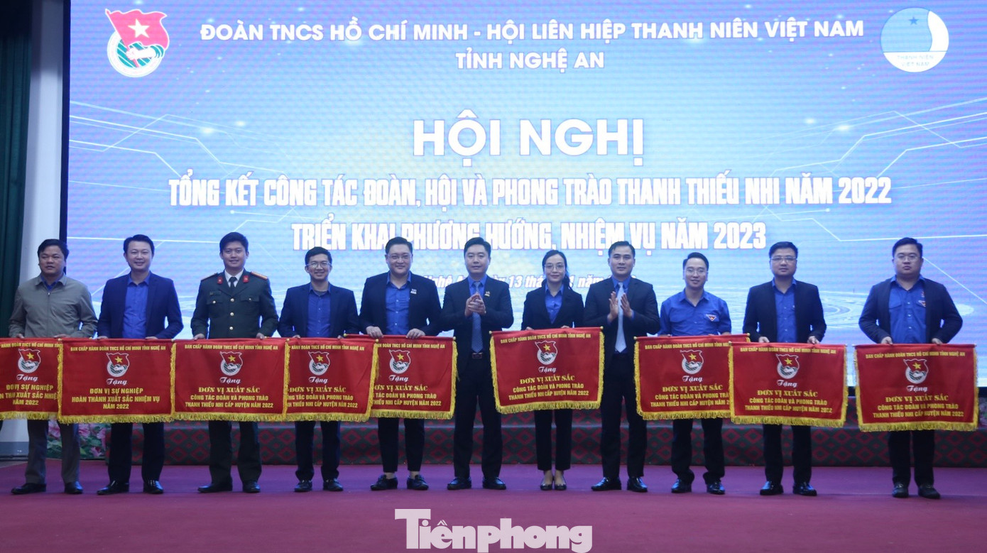 Tỉnh Đoàn Nghệ An tặng Cờ thi đua cho các đơn vị xuất sắc trong công tác Đoàn và phong trào Thanh thiếu nhi năm 2022 Tỉnh Đoàn Nghệ An tặng Cờ thi đua cho các đơn vị xuất sắc trong công tác Đoàn và phong trào Thanh thiếu nhi năm 2022