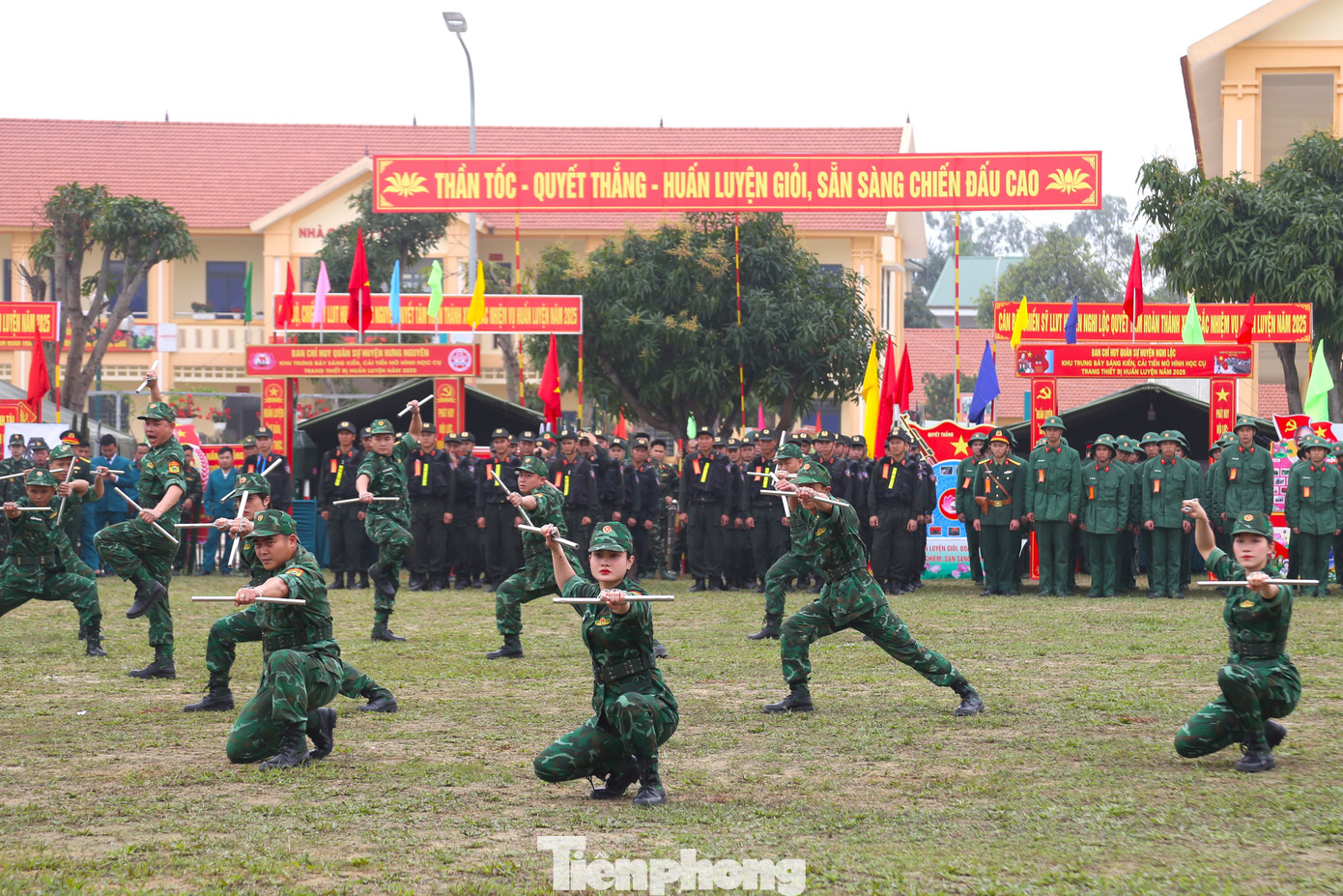 Trong buổi lễ ra quân, lực lượng vũ trang tỉnh Nghệ An đã biểu diễn nhiều bài võ thuật đẹp mắt.