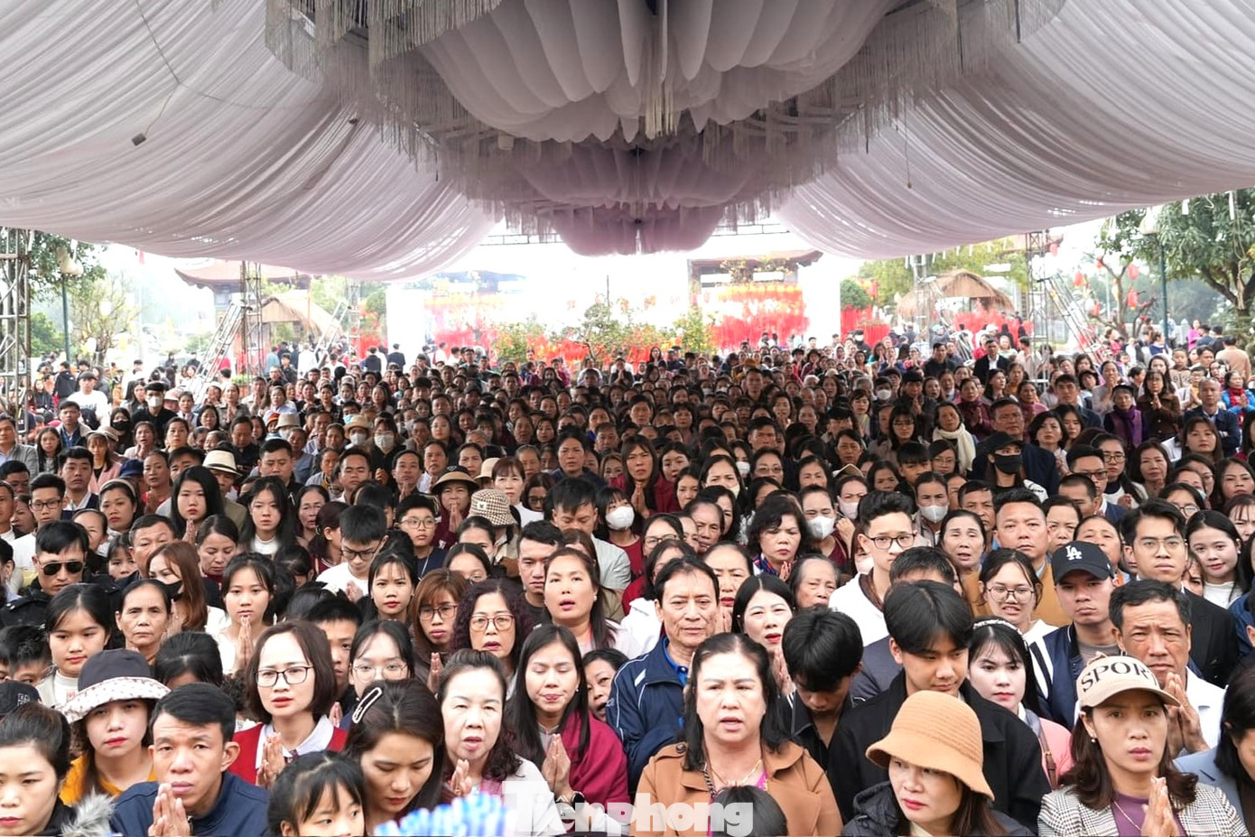 Ngày 2/2 (tức Mùng 5 Tết), tại chùa Đại Tuệ (xã Nam Anh, Nam Đàn, Nghệ An) - ngôi chùa nắm giữ nhiều kỷ lục bậc nhất Việt Nam, diễn ra lễ khai bút đầu xuân. Hàng nghìn người dân và du khách trong và ngoài tỉnh nô nức về chùa tham dự.