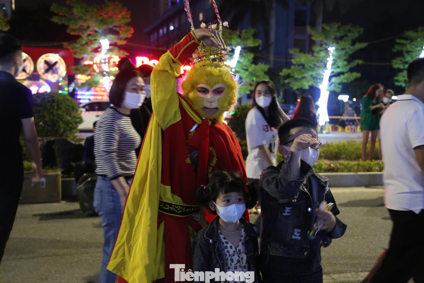 Tôn Ngộ Không xuất hiện trong đêm biểu diễn âm nhạc đường phố, các bạn nhỏ rất thích thú.