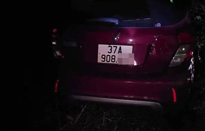 Chiếc xe ô tô dừng bên đường