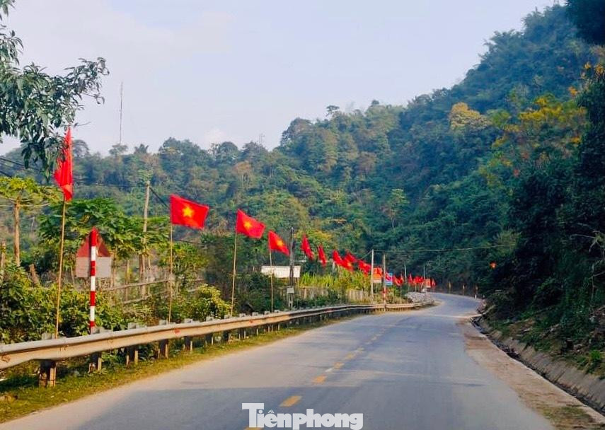 Đường núi rợp cờ đỏ sao vàng Đường núi rợp cờ đỏ sao vàng