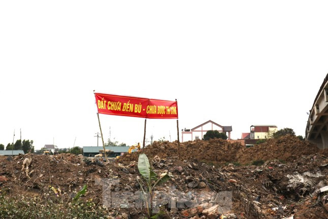 Người dân căng băng rôn phản đối việc thi công Người dân căng băng rôn phản đối việc thi công