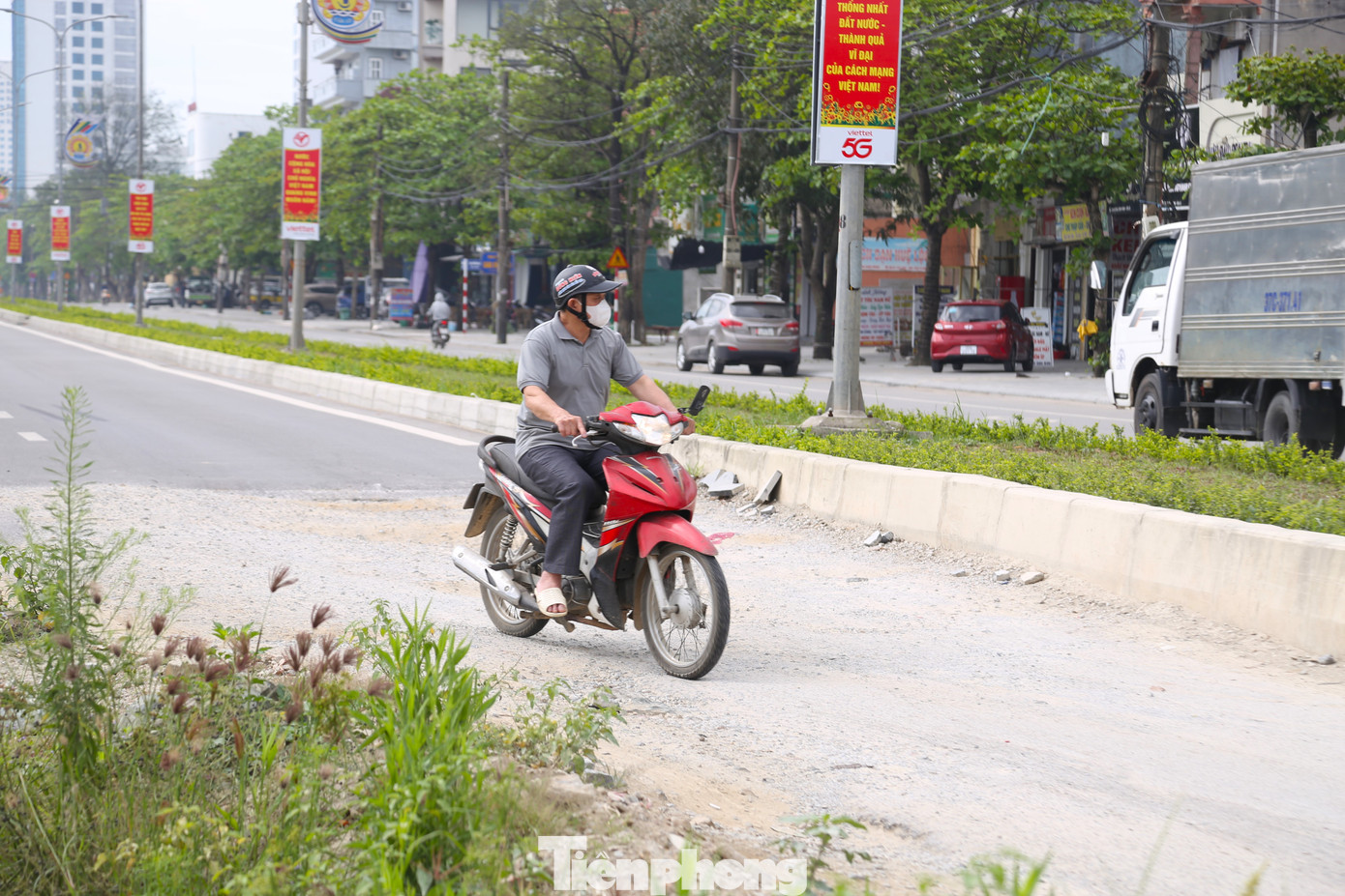 Phần mặt đường cũ bị bong tróc, hư hỏng nghiêm trọng. Đất đá từ phía dưới trồi lên, tạo thành những ổ gà, gây mất mỹ quan đô thị, ô nhiễm môi trường và tiềm ẩn nguy cơ tai nạn giao thông.