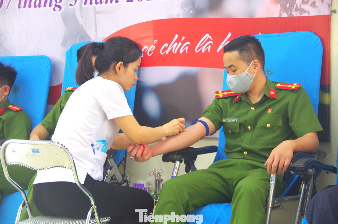 Đại úy Phạm Thanh Nam tích cực tham gia hiến máu tình nguyện.
