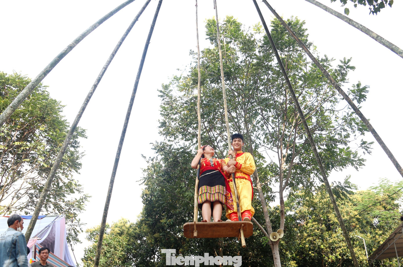 Đánh đu sẽ hấp dẫn hơn khi có các cặp đôi chơi cùng với nhau. Với những người có đối tượng cho mình thì có thể mời người đó chơi đu cùng. Đây có thể là nơi chớm nở cho một mối tình.