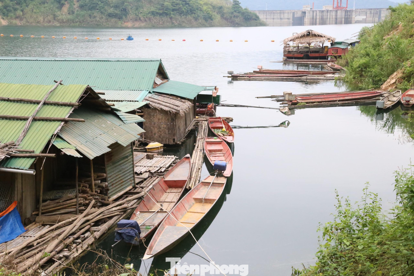 Năm 2010, thủy điện Bản Vẽ ngăn dòng phát điện. Đây cũng là năm đánh dấu sự ra đời của xóm “nổi” này.