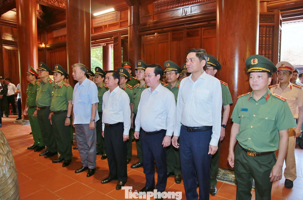 Đoàn đại biểu tưởng nhớ công lao trời biển của Chủ tịch Hồ Chí Minh Đoàn đại biểu tưởng nhớ công lao trời biển của Chủ tịch Hồ Chí Minh