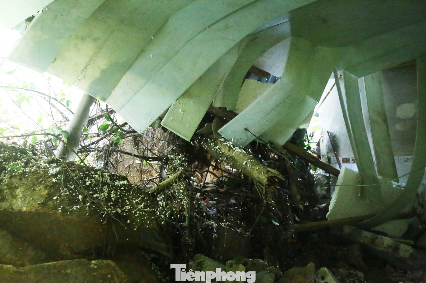 Khu vực bếp nấu cũng bị đất đá sạt lở gây hư hỏng hoàn toàn