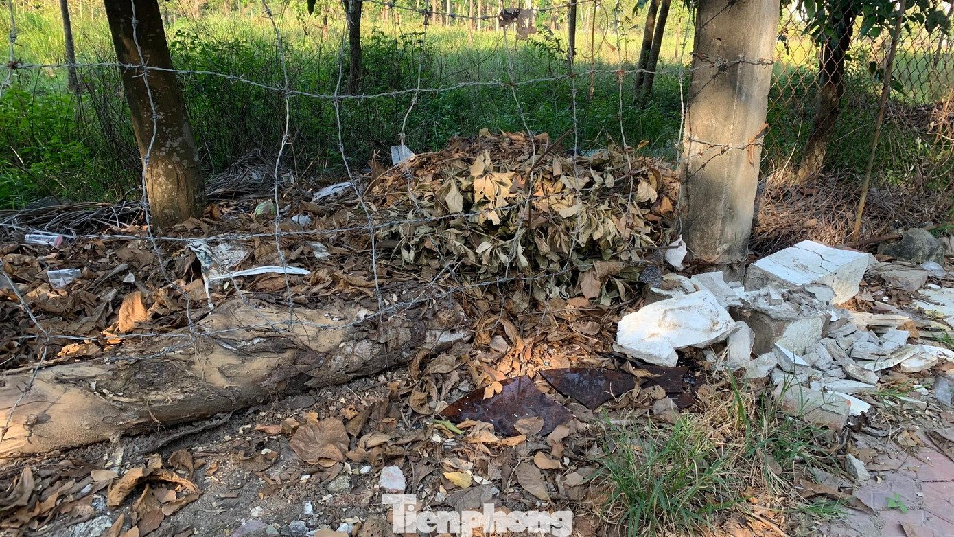 Xung quanh hàng rào nhiều nơi người dân vứt rác bừa bãi. Xung quanh hàng rào nhiều nơi người dân vứt rác bừa bãi.