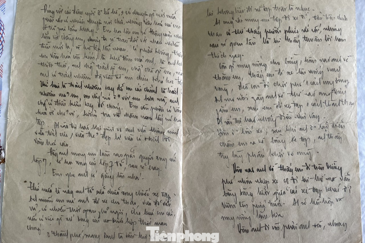 Mấy chục năm qua, những bức thư của liệt sĩ Phan Huy Chương (SN 1933, trú tại TP Vinh, Nghệ An) luôn được bà Phan Thị Bé (vợ liệt sĩ Chương) giữ gìn, nâng niu như báu vật. Chính những lá thư này là ‘liều thuốc’ giúp cho người phụ nữ vượt qua giông bão, hơn nửa thế kỷ thay chồng nuôi con…